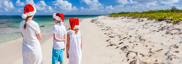 Family at beach on Christmas — Stock Photo, Image