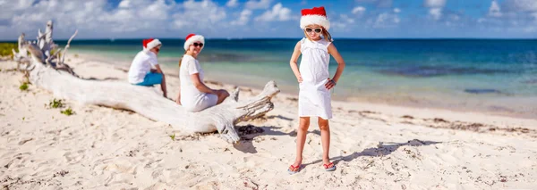 Família na praia no Natal — Fotografia de Stock