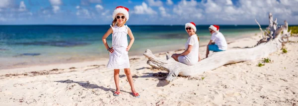 Famiglia in spiaggia a Natale — Foto Stock