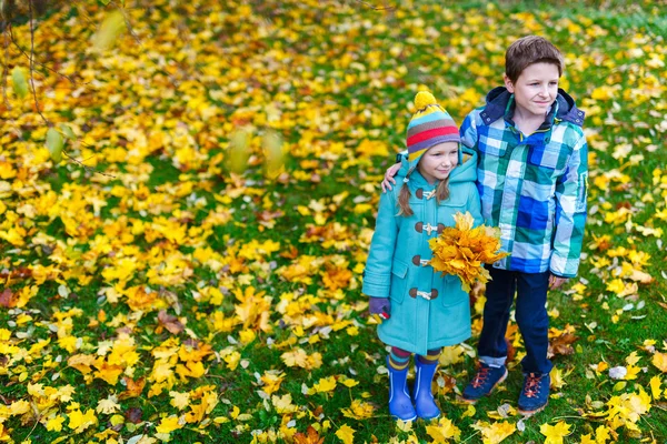 Κοριτσάκι σε εξωτερικούς χώρους για την ημέρα του φθινοπώρου — ストック写真