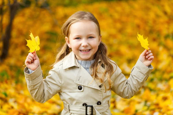 Little girl outdoors at autumn day — Stock Photo, Image