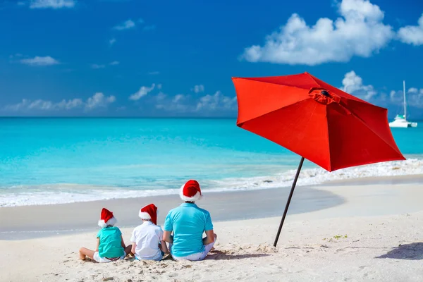 Vader met kinderen op strand op Kerstmis — Stockfoto