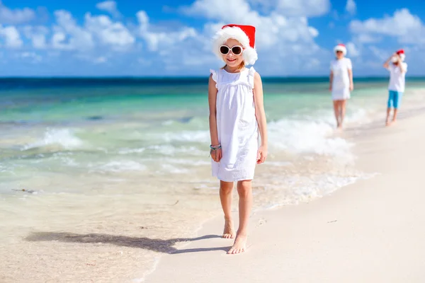 Familjen på stranden på jul — Stockfoto