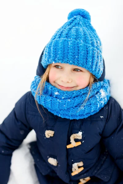 Little girl outdoors on winter — Stock Photo, Image