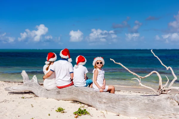 Семья на пляже на Рождество — стоковое фото