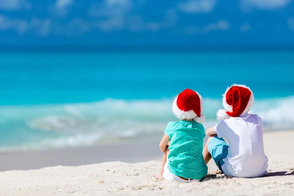 Niños en la playa en Navidad — Foto de Stock