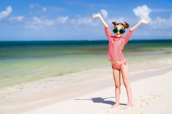 Niña en gafas de Navidad divertidas — Foto de Stock