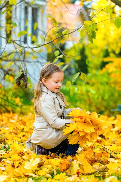 Κοριτσάκι σε εξωτερικούς χώρους για την ημέρα του φθινοπώρου — Φωτογραφία Αρχείου