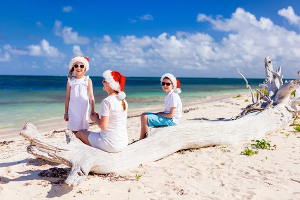 Familjen på stranden på jul — Stockfoto