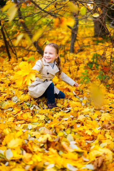 Bambina all'aperto il giorno d'autunno — Foto Stock