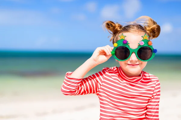 Menina em óculos engraçados de Natal — Fotografia de Stock