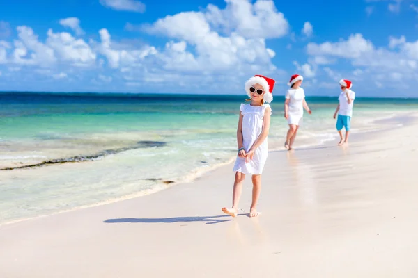 Familia en la playa en Navidad — Foto de Stock