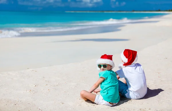 Kinder an Weihnachten am Strand — Stockfoto