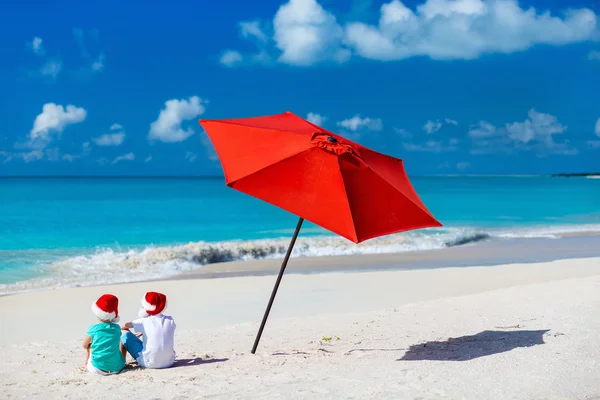 Niños en la playa en Navidad — Foto de Stock