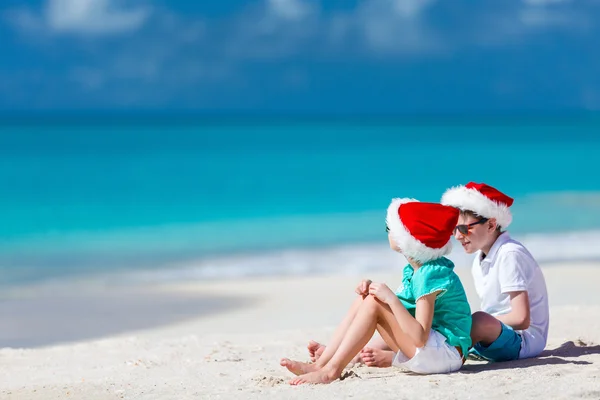 Barnen på stranden på jul — Stockfoto