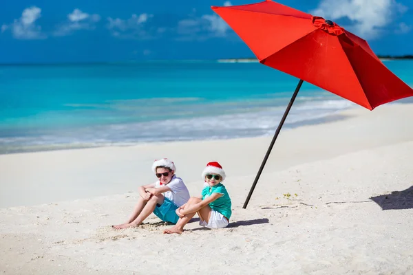 Niños en la playa en Navidad —  Fotos de Stock