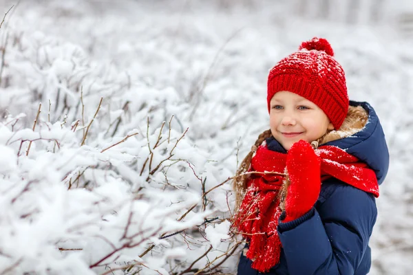 Little girl outdoors on winter — Stock Photo, Image