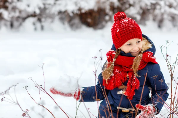 屋外の冬の女の子 — ストック写真