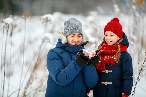 Far och dotter utomhus på vintern — Stockfoto