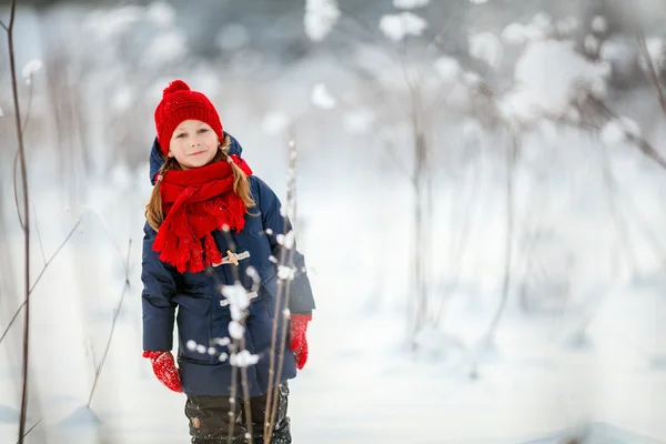 Kleines Mädchen im Winter im Freien — Stockfoto