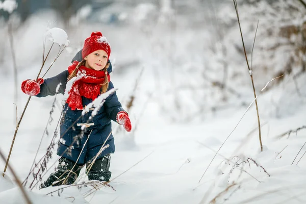 Menina ao ar livre no inverno — Fotografia de Stock