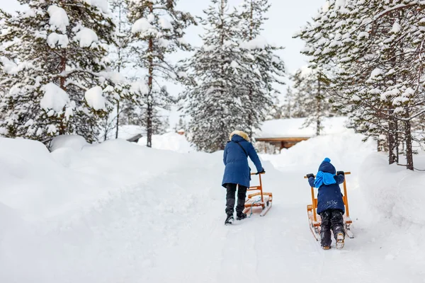 Vader en dochter buitenshuis op winter — Stockfoto
