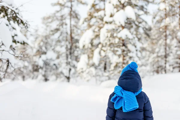 Pieni tyttö ulkona talvella — kuvapankkivalokuva