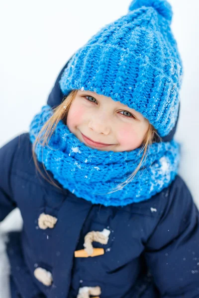 Klein meisje buitenshuis op winter — Stockfoto