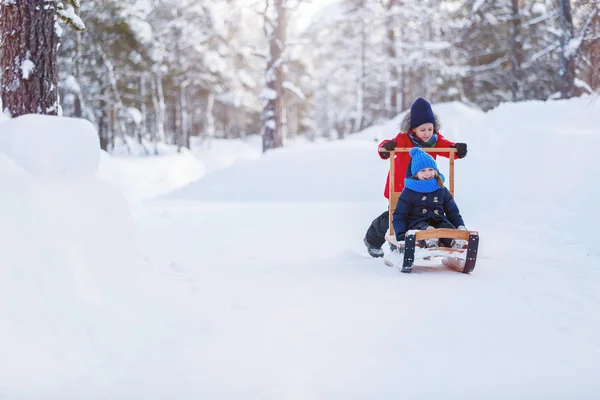 Niños al aire libre en invierno —  Fotos de Stock