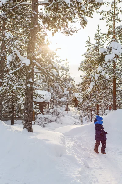 Petite fille en plein air en hiver — Photo