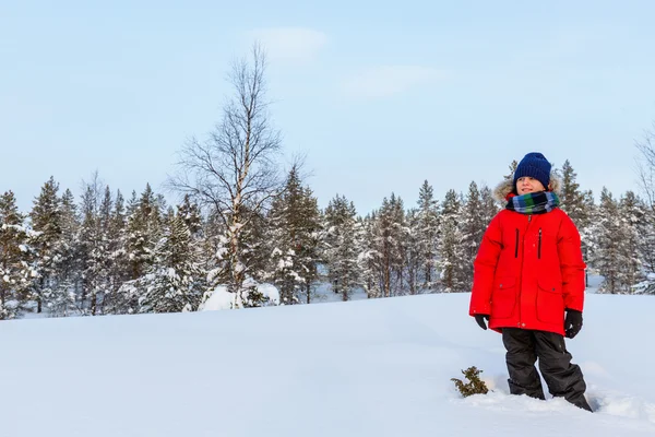 Mignon garçon à l'extérieur sur hiver — Photo