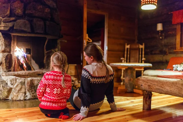 Perhe kotona talvella — kuvapankkivalokuva