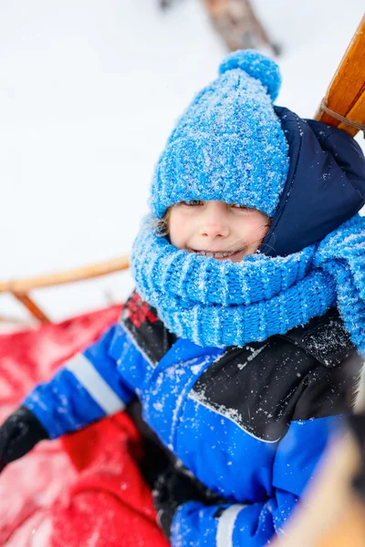 Маленька дівчинка на відкритому повітрі взимку — стокове фото