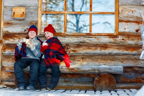 Dzieci na zewnątrz zima — Zdjęcie stockowe