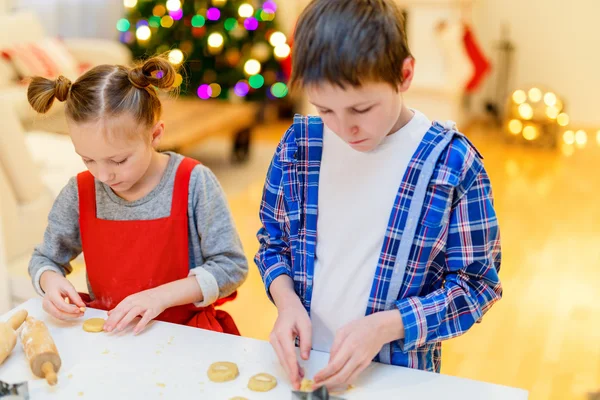 子供のクリスマスのクッキーを焼く — ストック写真