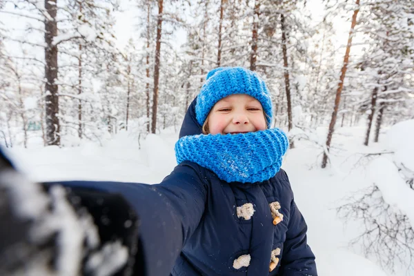 Bambina all'aperto in inverno — Foto Stock