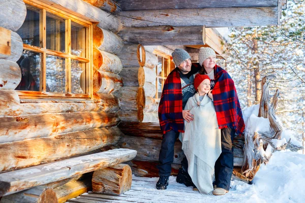 Rodina venku v zimě — Stock fotografie