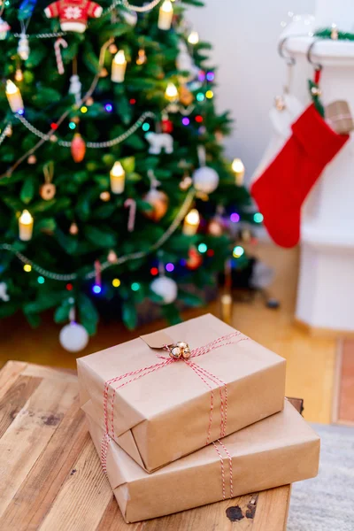 Noel hediyelerini evde — Stok fotoğraf