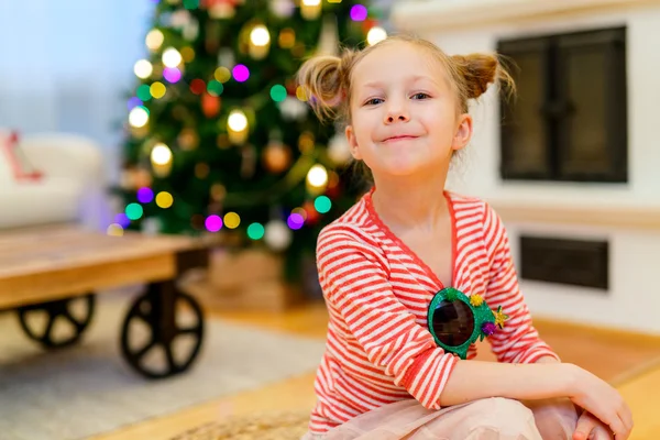 Klein meisje thuis op Kerstmis — Stockfoto