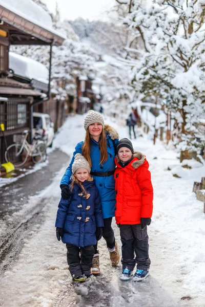 Perhe Takayama kaupungissa — kuvapankkivalokuva