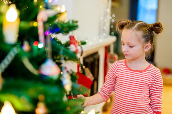 Noel ağacı süsleyen küçük kız — Stok fotoğraf