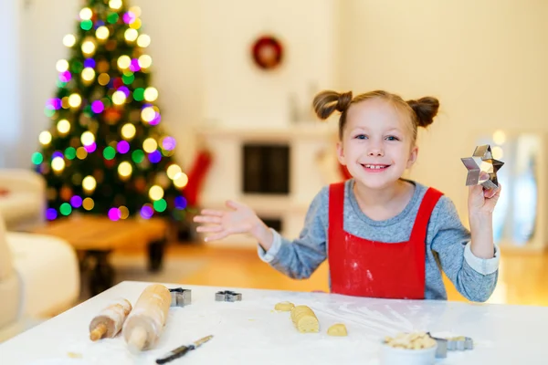 Lány sütés karácsonyi cookie-k — Stock Fotó