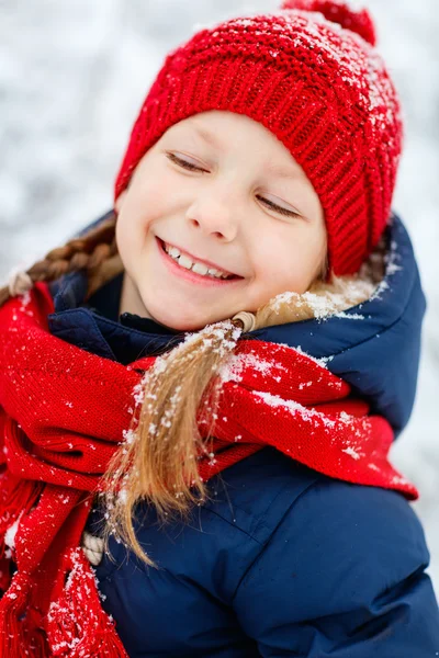 Klein meisje buitenshuis op winter — Stockfoto