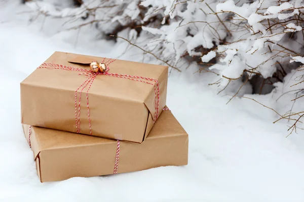 Regalos de Navidad en el suelo de nieve —  Fotos de Stock