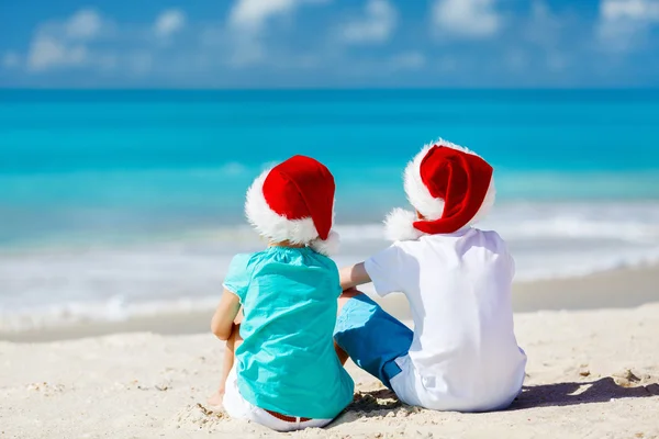 Niños en la playa en Navidad — Foto de Stock