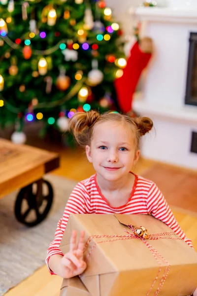 크리스마스 선물 어린 소녀 — 스톡 사진
