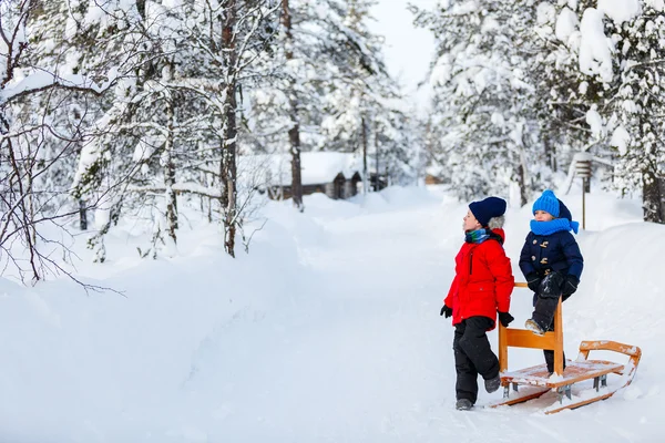 Kinderen buiten op winter — Stockfoto