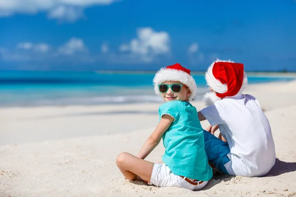 Çocuklar Noel plajda — Stok fotoğraf