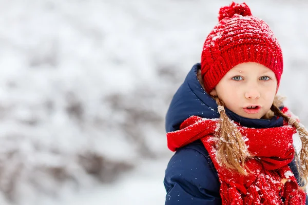 Petite fille en plein air en hiver — Photo