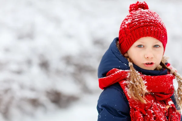 Klein meisje buitenshuis op winter — Stockfoto